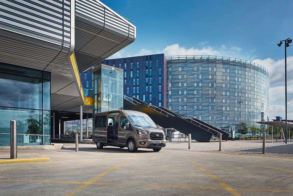 Die Gewichtsersparnis ist beim langen Radstand mit Heckantrieb und mittelhohem Dach am höchsten. (Foto: Ford)