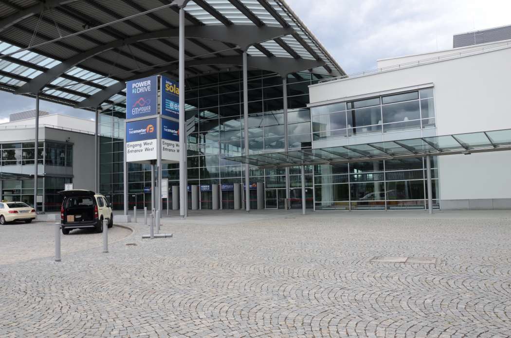Am westlichen Eingang der Messe, wo sonst die Taxis auf Kundschaft warten, soll die Mahnwache stattfinden. (Foto: Dietmar Fund)