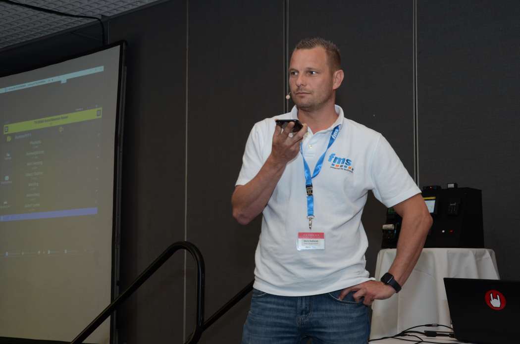 Mario Kadlecek demonstrierte mit dem Handy in der Hand, wie der Dialog mit der elektronischen Assistentin abläuft. (Foto: Dietmar Fund)