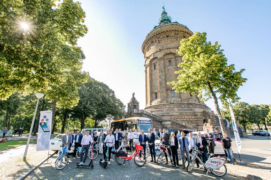 Der VDV versammelte in Mannheim für das Pressefoto die Vertreter aller am Forum beteiligten Anbieter. (Foto: VDV)