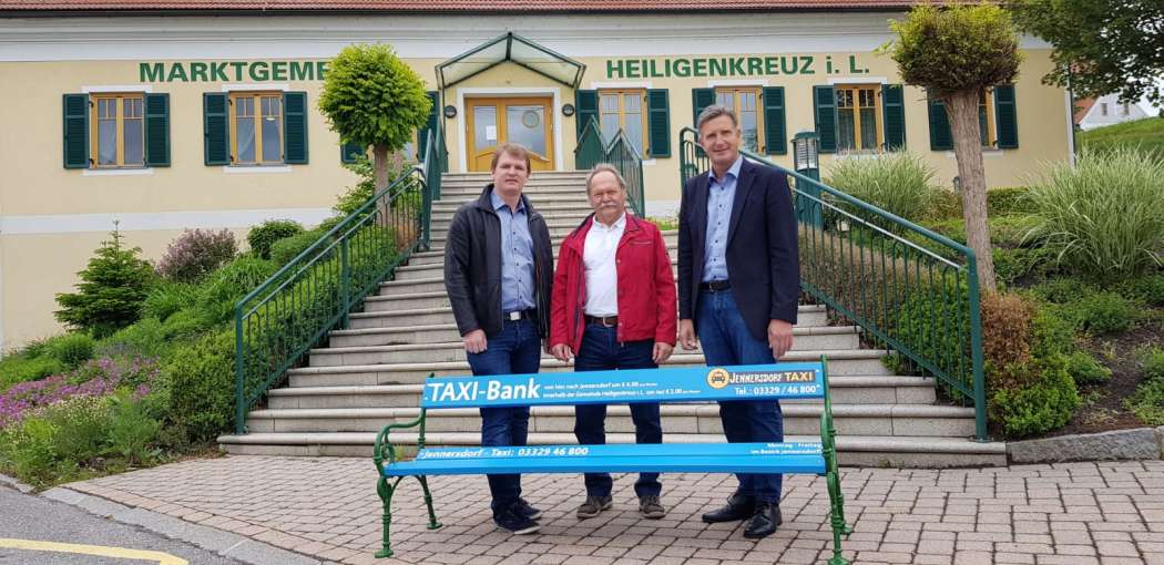 Wartebänke wie in Jennersdorf könnten sogar einzelne Taxiunternehmer hierzulande an geeigneten Stellen aufstellen und als Werbeträger für sich nutzen. (Foto: Verein Lichtregion Jennersdorf)
