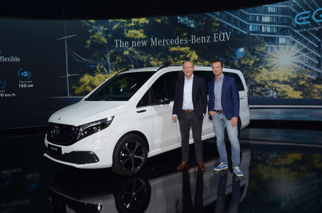 Äußerlich erinnert der EQV bis auf die Kühlergestaltung an eine normale V-Klasse. Marcus Breitschwerdt, Leiter Mercedes-Benz Vans (l.), und Benjamin Kaehler als Verantwortlicher für das Projekt präsentierten den Van.