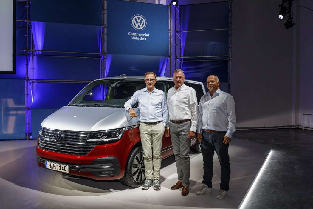 Nach der Pressekonferenz  von Dr. Thomas Sedran (l.) zum Bulli 6.1 gab Heinz-Jürgen Löw (M.) noch Infos zur Zukunft des Crafter. (Foto: Volkswagen Nutzfahrzeuge)