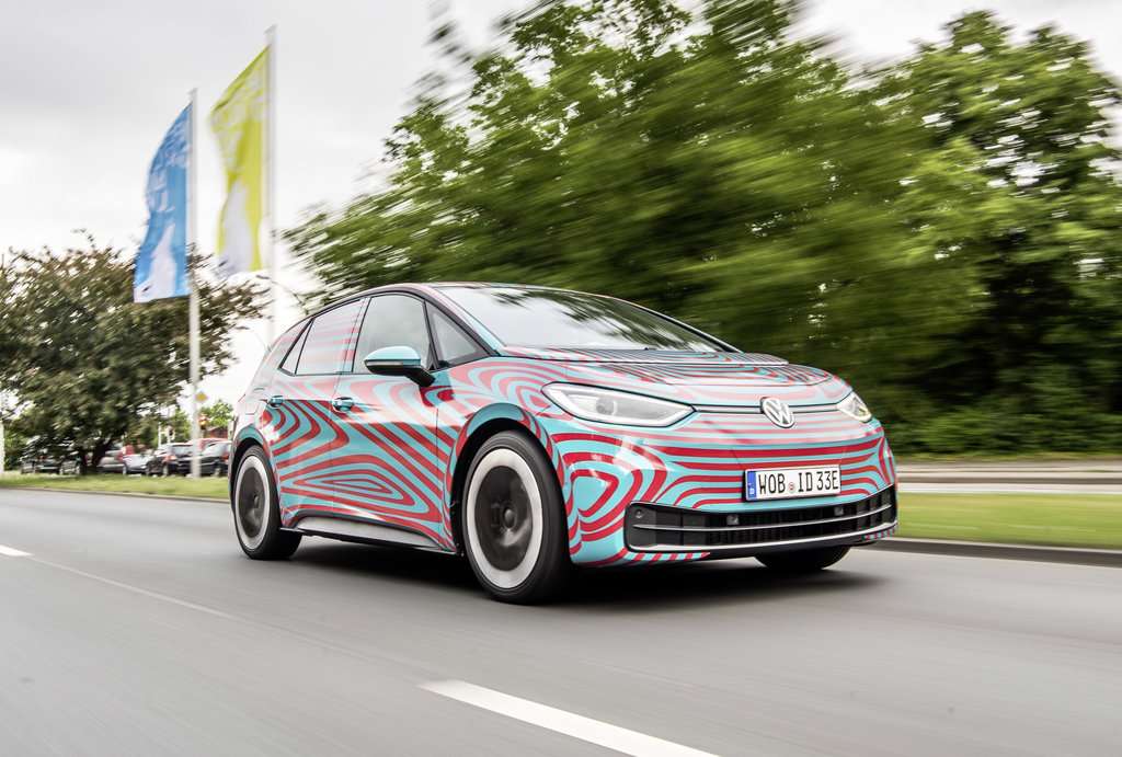 Volkswagen macht es spannend und zeigt vor der IAA abermals nur einen mit wilder Folierung verkleideten ID 3. (Foto: Volkswagen)