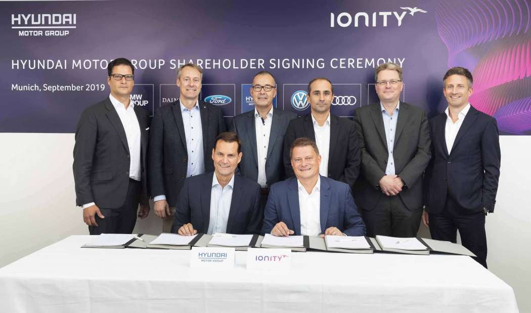 Hier die Manager bei der Vertragsunterzeichnung. (Foto: Kia)