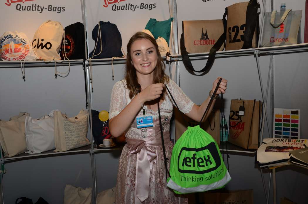 Lisa Sieverding präsentierte bei Joytex quality bags einen Schulbeutel mit Reflexstreifen, der sich als Giveaway für die Schülerbeförderung eignen würde. (Foto: Dietmar Fund)