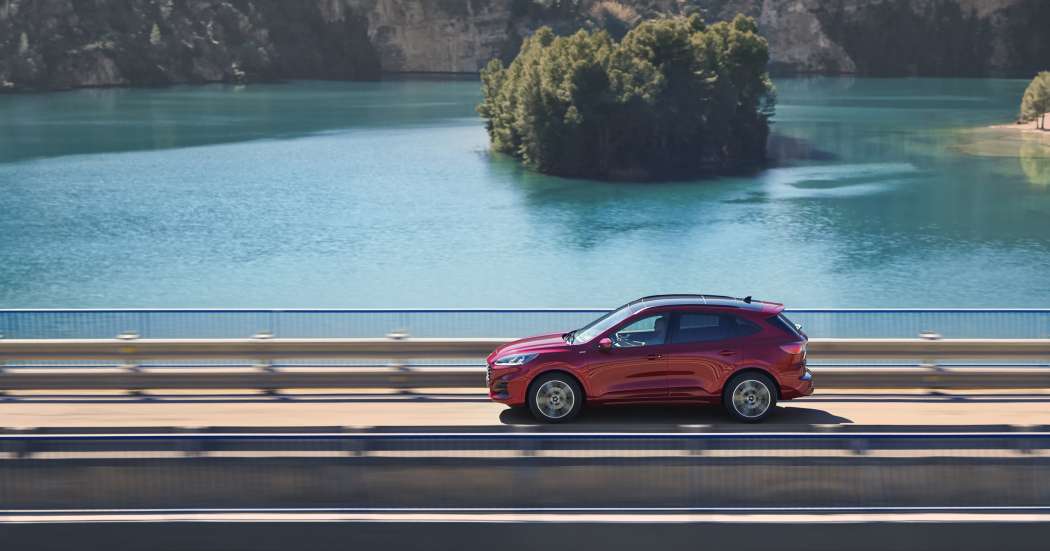 Wie eine Sitzprobe auf der IAA zeigte, ist die dritte Kuga-Generation sehr geräumig und auch mit Plug-in-Hybrid-Antrieb uneingeschränkt nutzbar. (Foto: Ford)