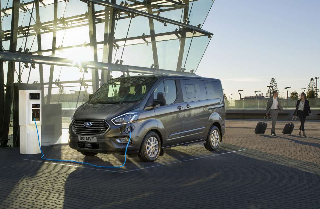 Der Ford Tourneo Custom kann nun als Plug-in-Hybrid bestellt werden. (Foto: Ford)