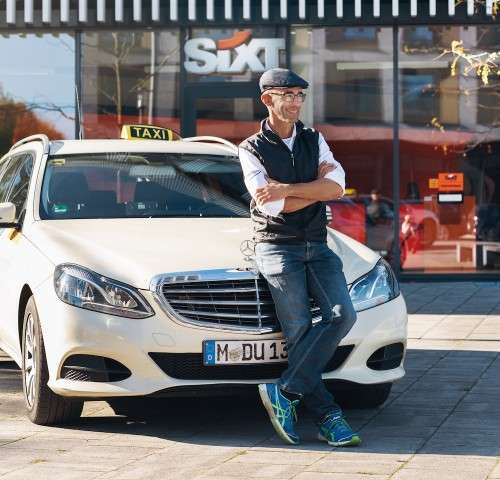 Mit solchen Motiven und schönen Taxifahrer-Klischees wirbt Sixt für seine Zusammenarbeit mit Taxiunternehmern. (Foto: Sixt)