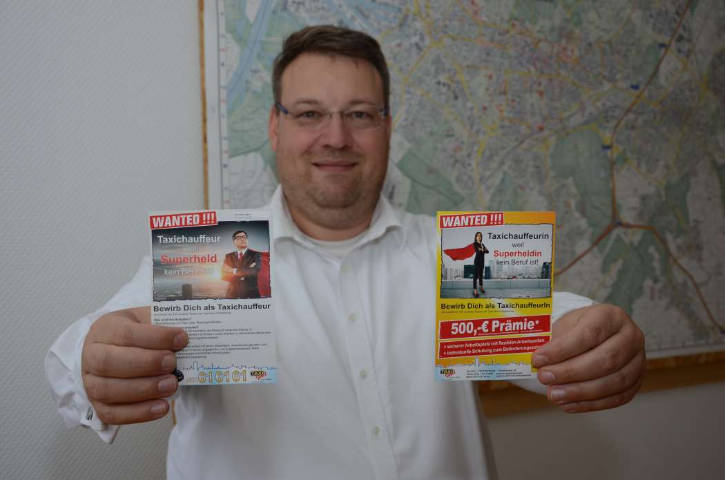 Dirk Holl sucht „Taxichauffeurinnen“ und „Taxichauffeure“ mit solchen Karten. (Foto: Dietmar Fund)