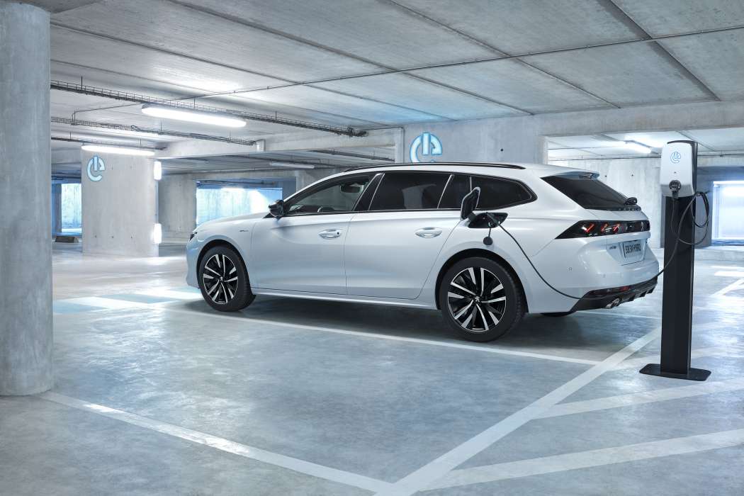 Der Peugeot 508 SW Hybrid ist schon ab der Basisausstattung bestellbar. (Foto: Peugeot)