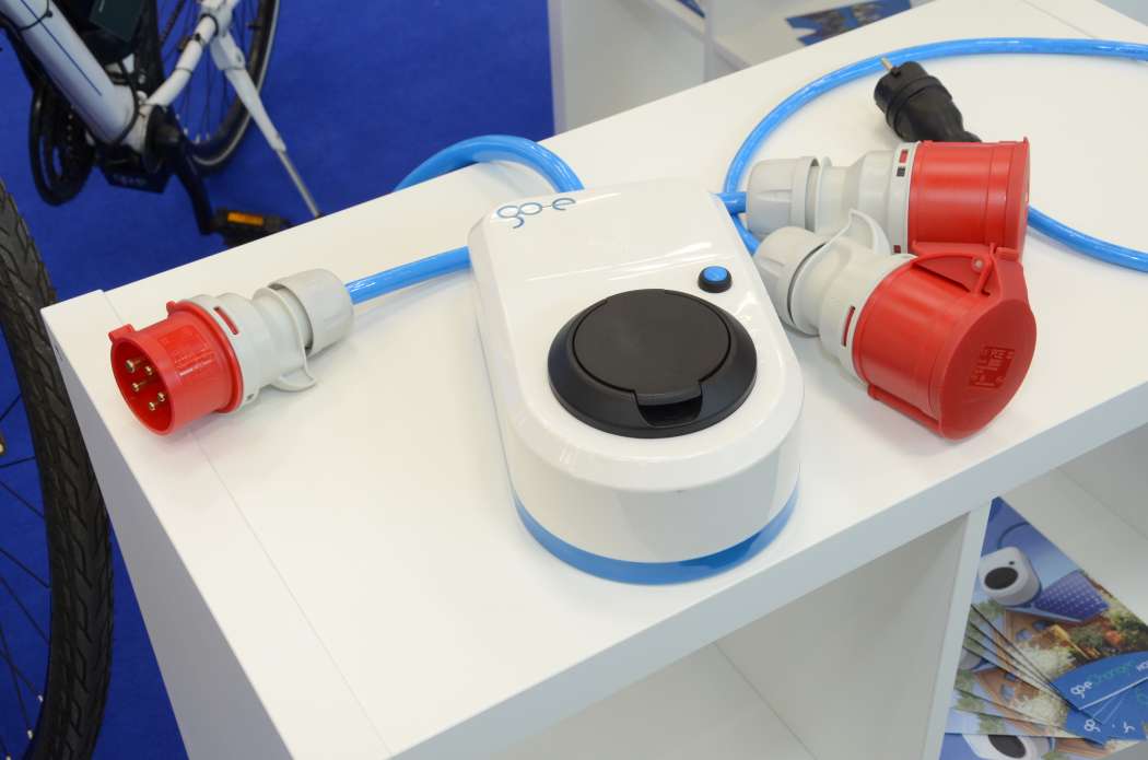 Den go-e Charger als mobiles Ladegerät hat kein langes Anschlusskabel und passt so besser in den Kofferraum. (Foto: Dietmar Fund)
