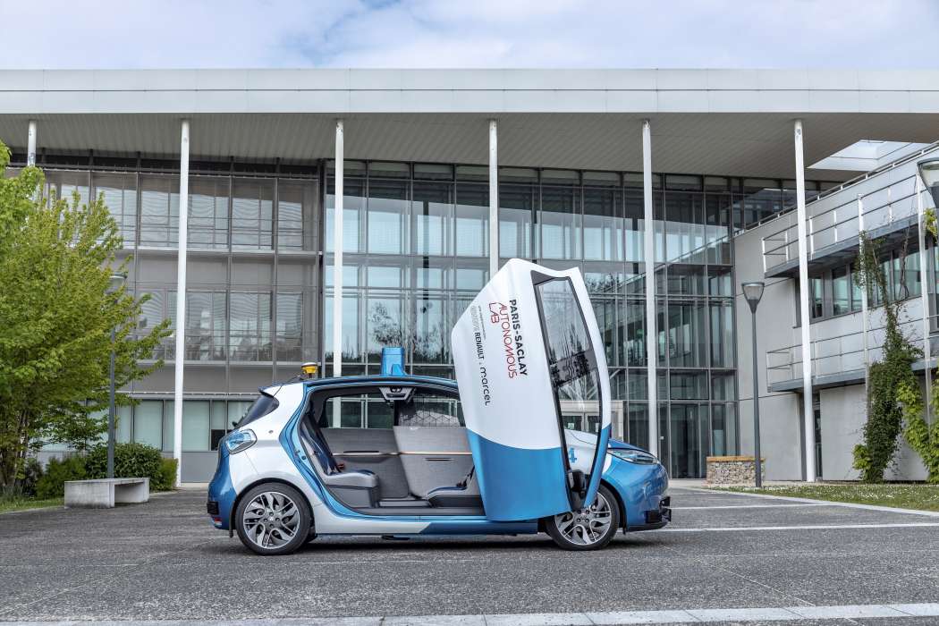 Eines der beiden Robo-Taxis hat eine auffällige Scherentüre, die man sonst nur bei Showcars findet. (Foto: Renault)