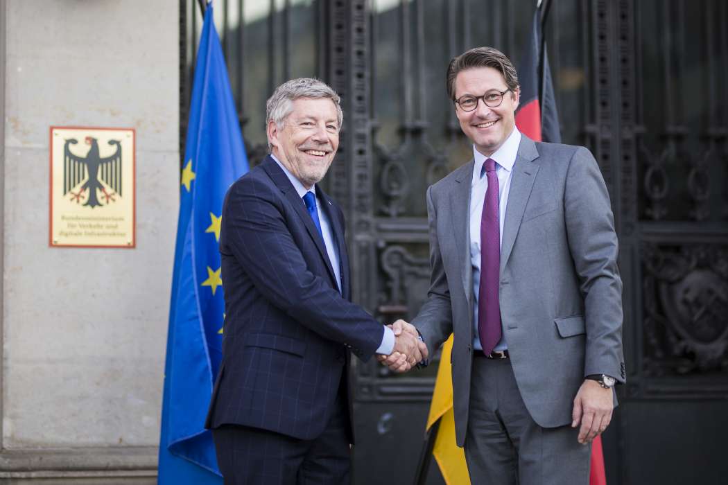 Der deutsche IRU-Präsident Christian Labrot (l.) freute sich über die Zusage von Bundesverkehrsminister Andreas Scheuer, die Schirmherrschaft zu übernehmen. (Foto: IRU)