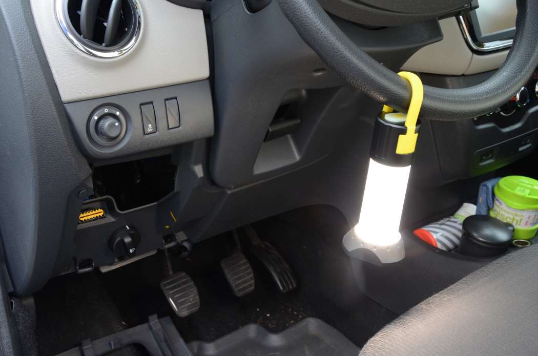 Über den abnehmbaren gelben Gummibügel lässt sich die Leuchte im Auto zum Beispiel am Lenkrad, an dessen Verstellhebel oder am Blinkerhebel einhängen. (Foto: Dietmar Fund)