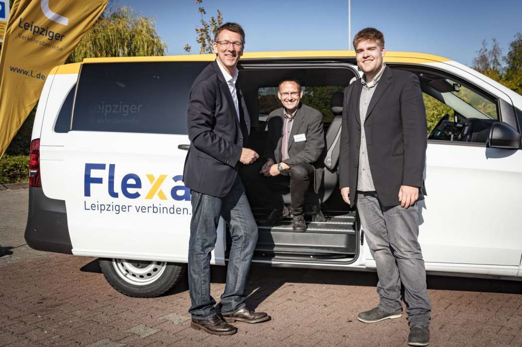 Zwei der vier Kleinbusse gehören den Leipziger Verkehrsbetrieben und werden auch von deren Personal gefahren, zwei laufen über die Taxizentrale 4884 – Ihr Funktaxi. (Foto: Leipziger Verkehrsbetriebe) 