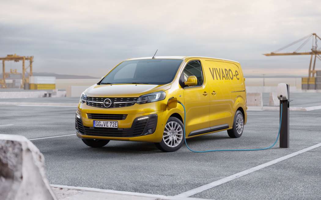 Der Ladeanschluss des Opel Vivaro-e sitzt im vorderen linken Kotflügel recht günstig. (Foto: Opel)