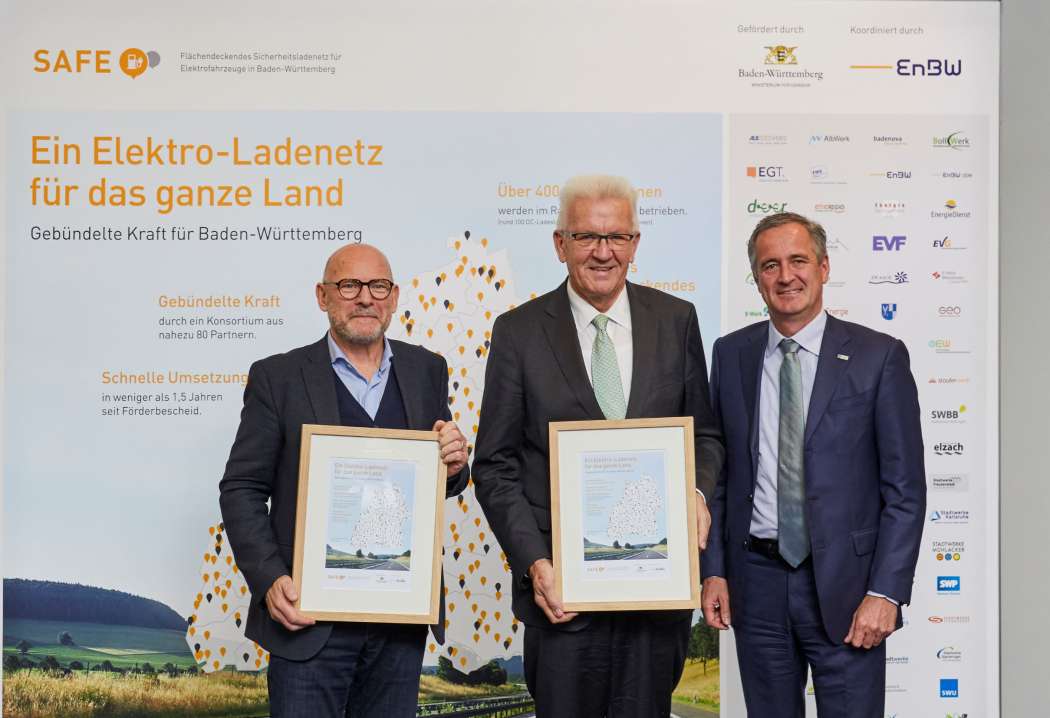 Verkehrsminister Winfried Hermann (v.l.) und Ministerpräsident Winfried Kretschmann bekamen von EnBW-Chef Dr. Frank Mastiaux symbolische Urkunden für die Fertigstellung des Ladenetzes überreicht. (Foto: EnBW)