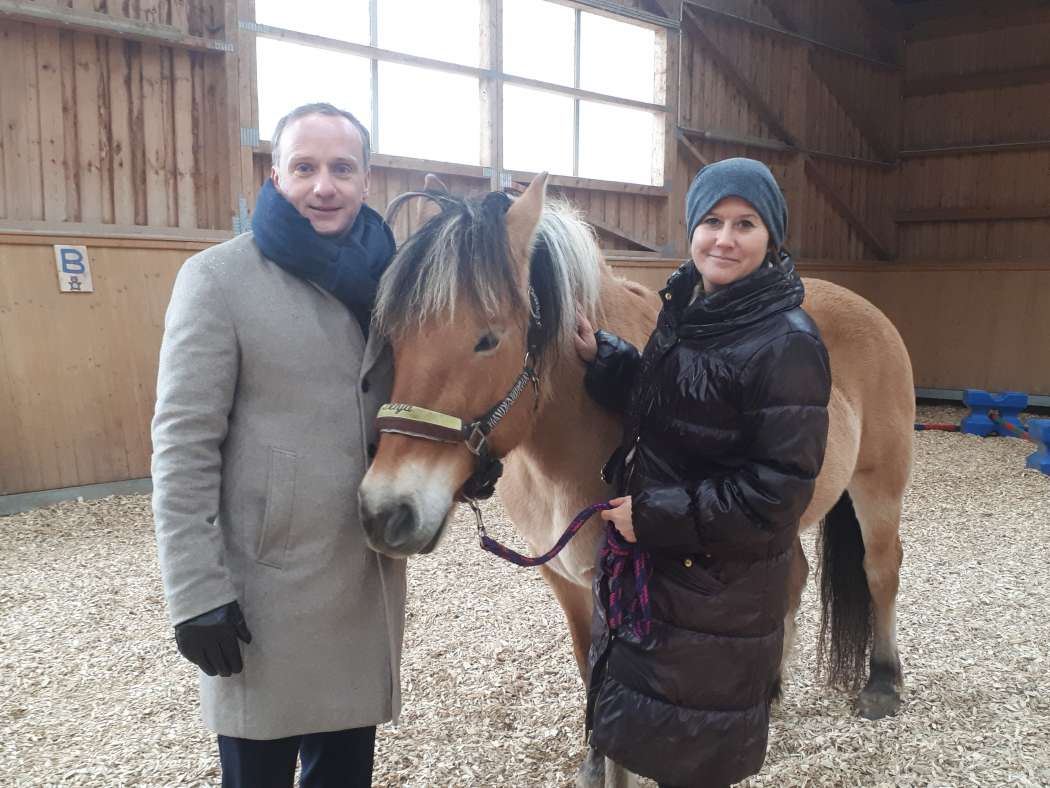 Andreas Hödl, Geschäftsführer von Taxi 40100, überbrachte die Spende Michaela Jeitler vom Schottenhof-Team. (Foto: Taxi 40100)