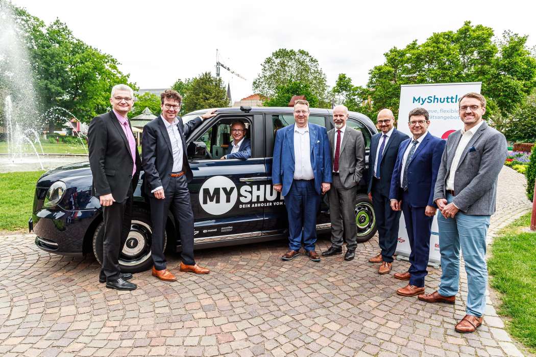 Der Gaggenauer Taxiunternehmer Dirk Holl (4.v.l.) stellt die drei Fahrzeuge und die Fahrer für das Angebot „MyShuttle“. (Foto: Paul Gärtner/KVV)