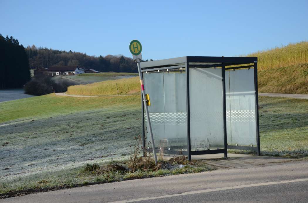 Die Förderprojekte stammen aus dem ganzen Land und könnten daher auch vereinsamte Haltestellen wie diese oberbayerische hier einschließen. (Foto: Dietmar Fund)
