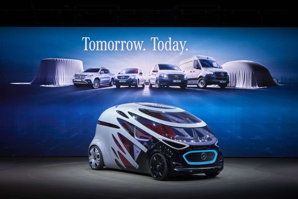 Die Daimler-Studie Vision Urbanetic setzt auf ein Lounge-Konzept, bei dem die Fahrgäste auf einer Bank entlang des Innenraums sitzen und noch niemand an Kindersitze gedacht hat. (Foto: Daimler)