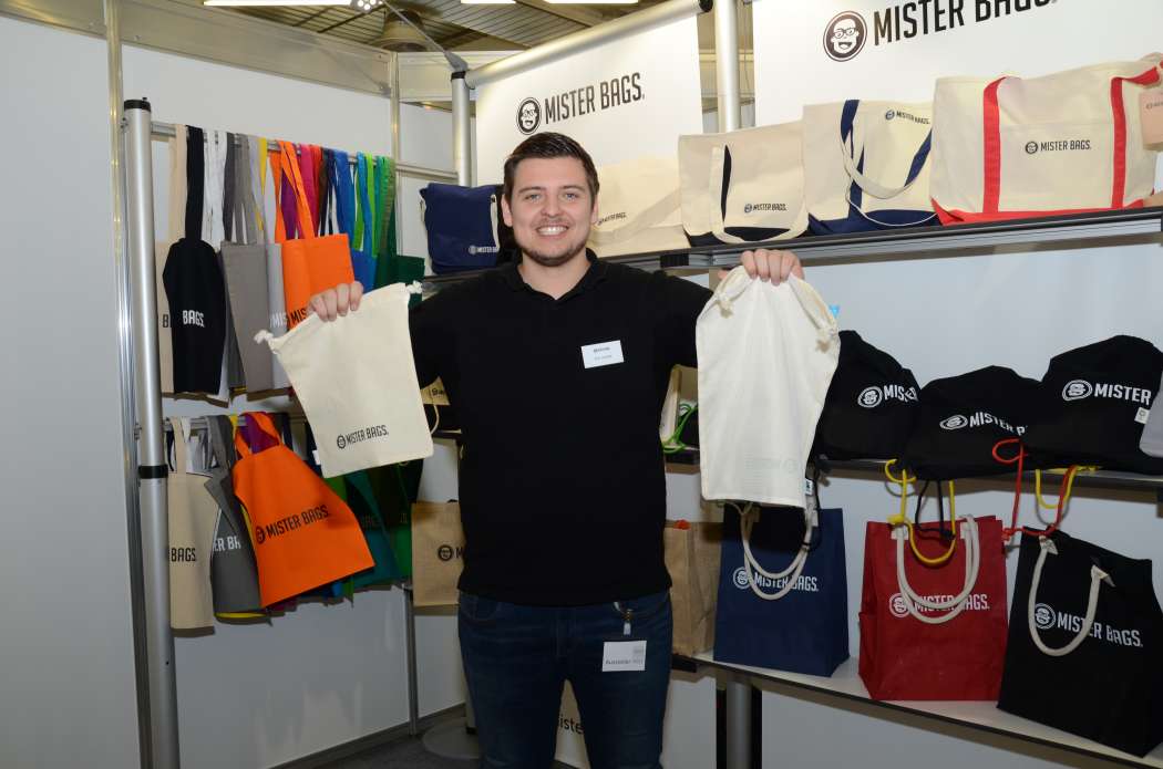 Wie hier bei Eric Lorenz von „Mister Bags“ im Januar 2019 wird es auch 2020 wieder neue Werbemittel zu sehen geben, die unter anderem zum Thema „Schülerfahrten“ passen. (Foto: Dietmar Fund)