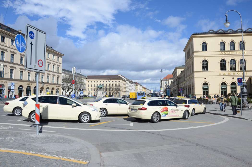Am Münchner Odeonsplatz (Foto) und auch anderswo in der Stadt dürfen Taxifahrer nicht nur wie hier am ausgewiesenen Halteplatz auf Kundschaft warten. (Foto: Dietmar Fund)