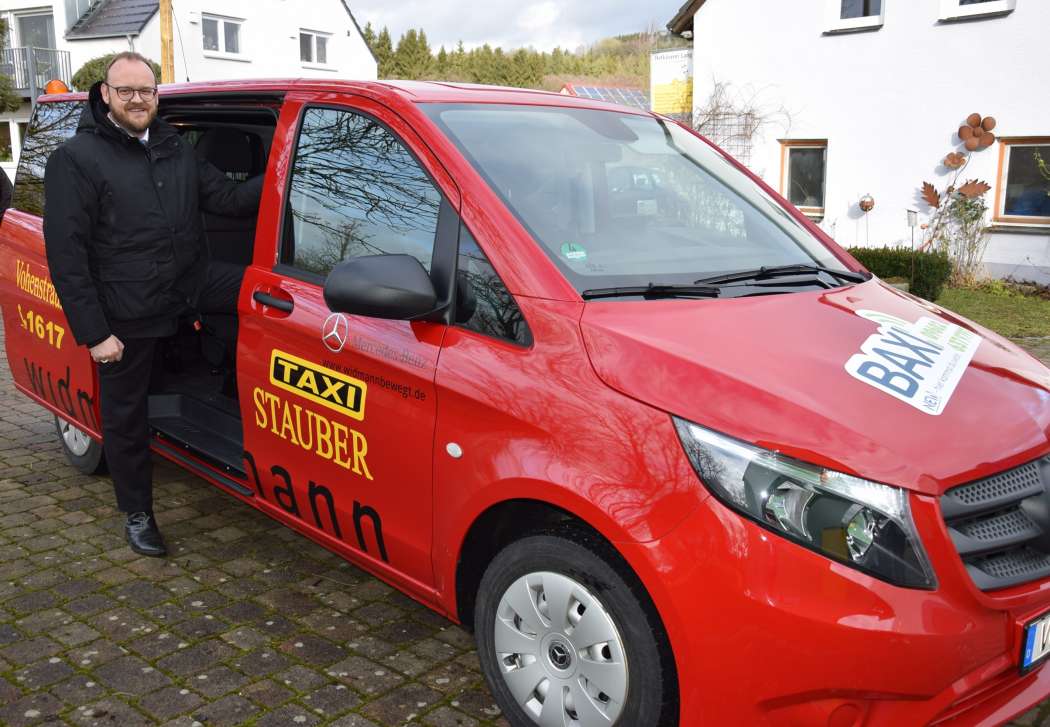 Andreas Meier, Landrat des Landkreises Neustadt an der Waldnaab, gehörte zu den ersten Fahrgästen des Anrufbusses, dessen Fahrzeuge vier Taxiunternehmer stellen. (Foto: Claudia Prößl)