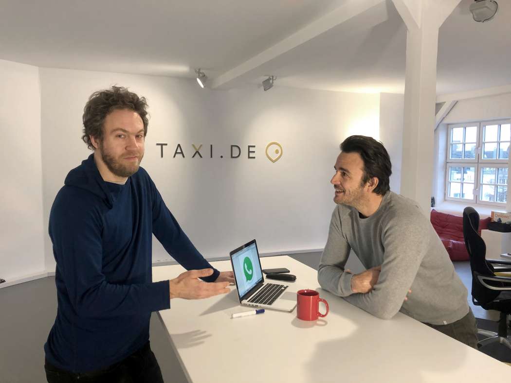 Ulf Bögeholz (l.) und Alex von Brandenstein haben ihr Vermittlungssystem taxi.de um einen weiteren Baustein ergänzt. (Foto: Talex mobile solutions)