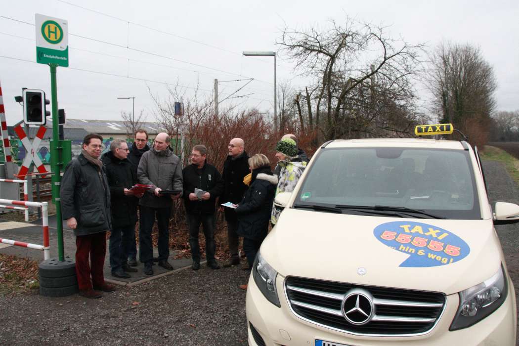 Zum Start trafen sich Vertreter der Gemeinde, des Verkehrsunternehmens und des Taxibetriebs am Bahnhof. (Foto: Hofmann/Gemeinde Söhlde)