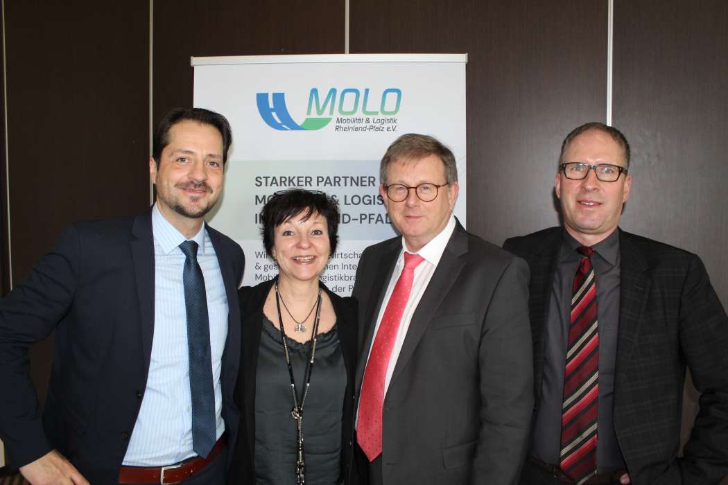 Guido Borning (l.) und Heiko Nagel (r.) vertraten den Dachverband, bei dessen Gründung auch die Verbandsvorsitzenden Henriette Koppenhöfer und Ralf Bernards vor dem Logo posierten. (Foto: VDV Rheinland)