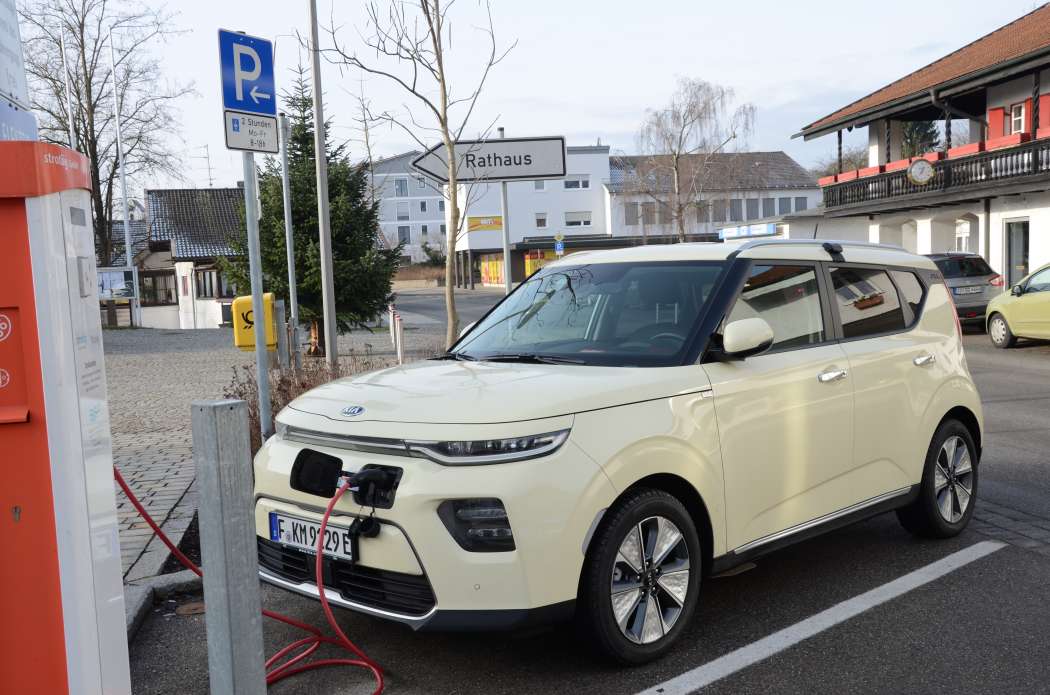 Der Kia e-Soul gehört zu den wenigen bereits verfügbaren Elektrotaxis und war schon bisher förderfähig. Daran dürfte sich nichts ändern. (Foto: Dietmar Fund)