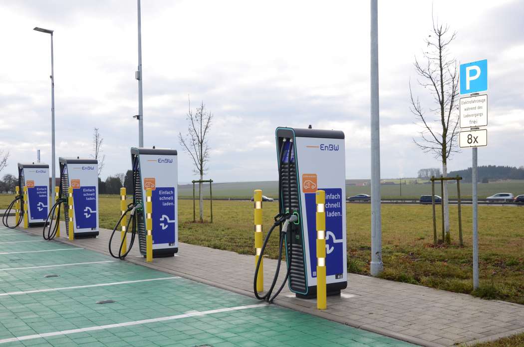 Wie schnell man einer Gleichstrom-Schnellladesäule laden kann, hängt stark vom Autotyp ab. Beim Nissan Leaf e+ kann man viele Tassen Kaffee trinken, bis seine Batterie voll ist. (Foto: Dietmar Fund)