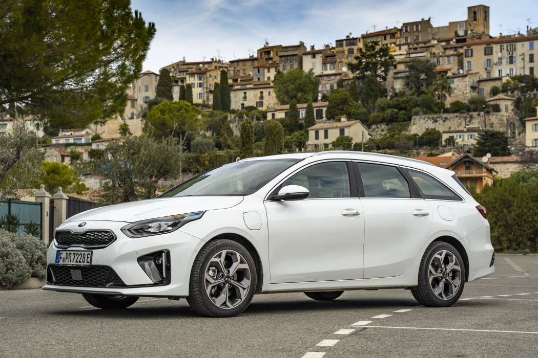 Der Ladeanschluss befindet des Plug-in-Hybriden befindet sich im vorderen linken Kotflügel, von dem aus man Ladesäulen noch gut erreichen kann. (Foto: Kia)