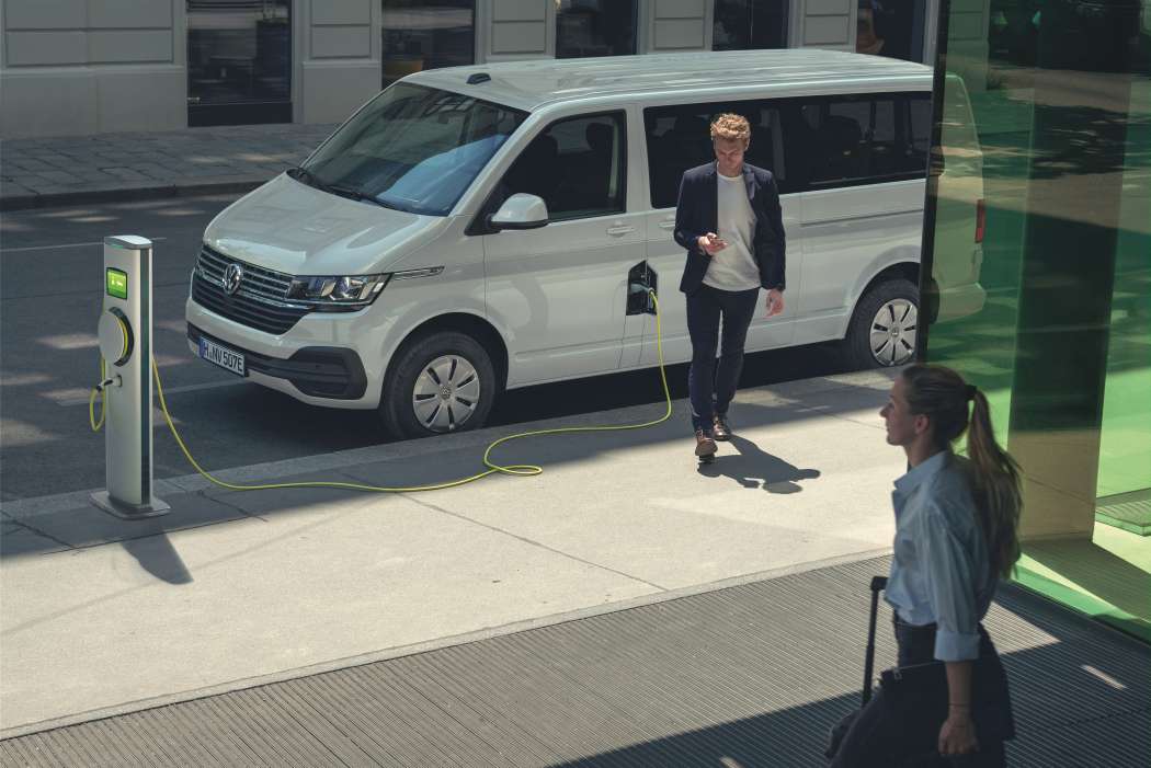 Den ABT e-Transporter 6.1 gibt es auch als Kombi oder Caravelle mit bis zu neun Sitzen. (Foto: Volkwagen Nutzfahrzeuge)