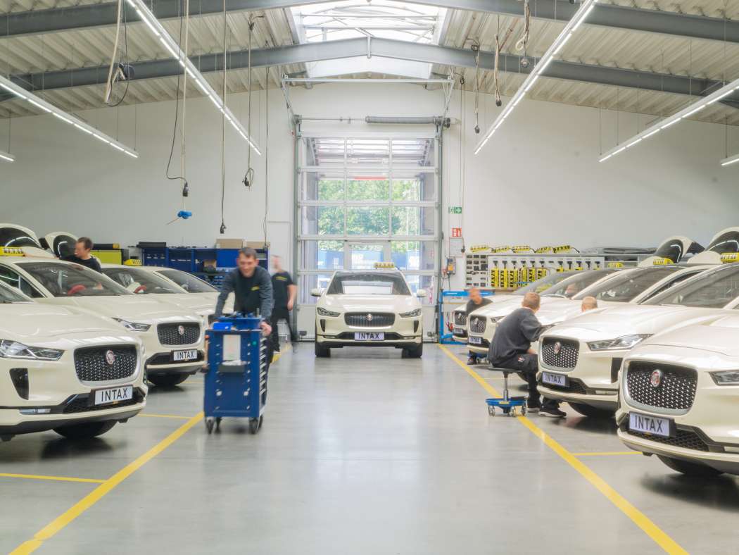 Von der Größe, der Reichweite und den Schnelllademöglichkeiten her ist der Jaguar i-Pace der erste ernsthafte Konkurrent des Tesla Model S. (Foto: INTAX)