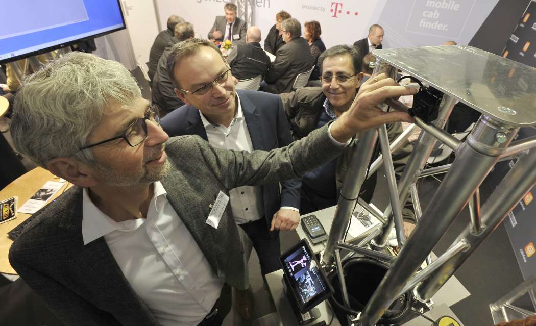 Stefan Straub (links, hier auf der Taximesse 2016) verspricht die unbürokratische Stilllegung von Funkteilnehmern während der Corona-Krise. (Foto: Werner Kuhnle)