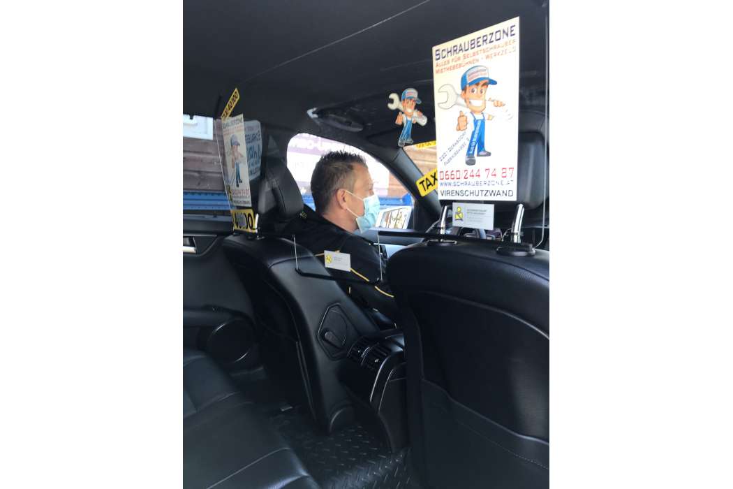 Der Wiener Trennwand-Lieferant hat deren Fläche gleich für seine Eigenwerbung genutzt. (Foto: Taxi 40100) 