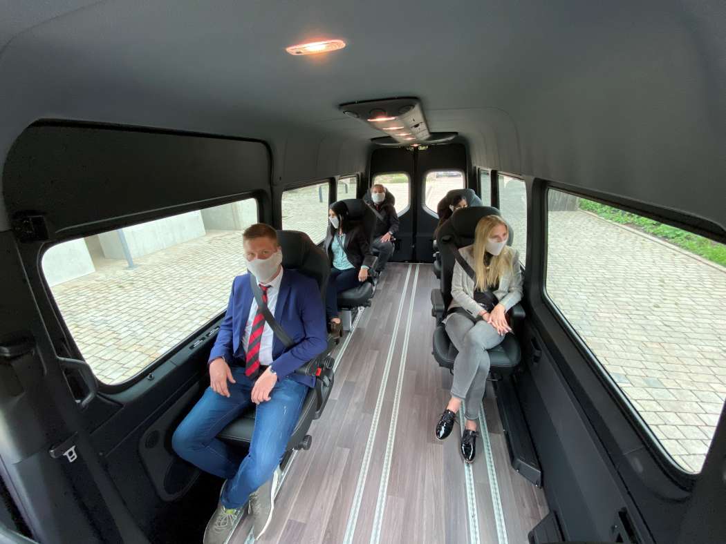 Dank der Systemböden kann Schlienz bei seinen Shuttle-Bussen einen Mindestabstand von 1,50 Metern zwischen den Fahrgästen realisieren. (Foto: Schlienz-Tours)