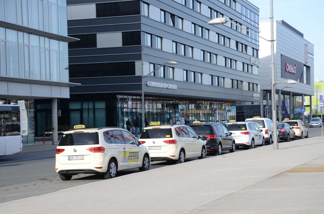 Selbstfahrende Einzelunternehmer und Mehrwagenunternehmer, deren Taxis mehr stehen als fahren, können ihre Sozialversicherungsbeiträge noch einen Monat länger stunden. (Foto: Dietmar Fund) 
