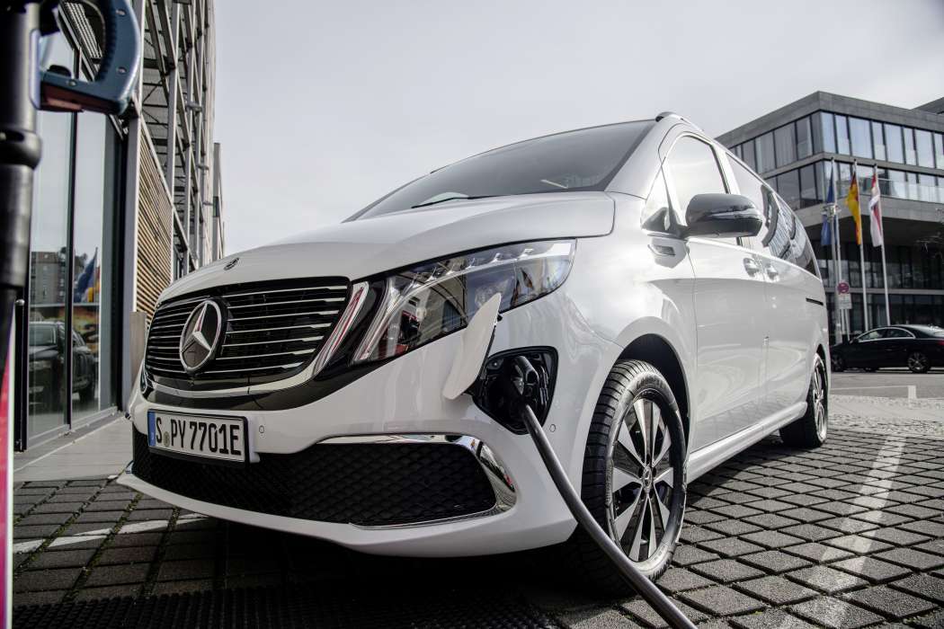 Der auch für schnelles Laden geeignete Elektro-Van hat immerhin eine viel größere Reichweite als seine Wettbewerber. (Foto: Daimler AG)