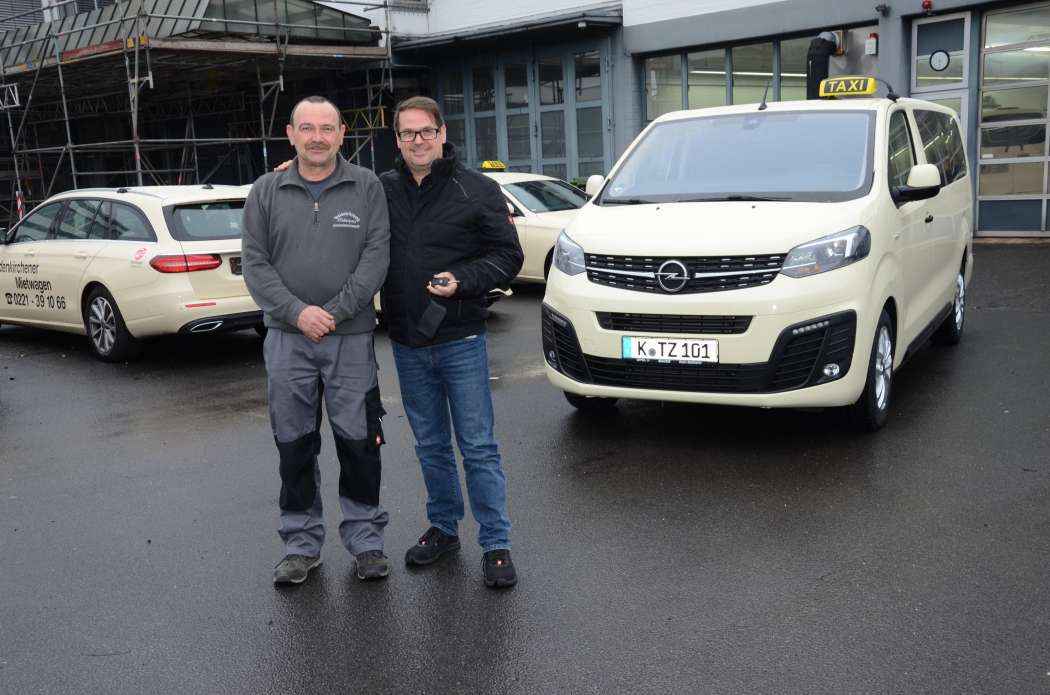 Jürgen Weberpals hat immer ein offenes Ohr für seine Kunden – hier ist es Kai Rosselnbruch, Taxi-Spezialist des Opel-Händlers Paul Bauer in Köln. (Foto: Dietmar Fund)