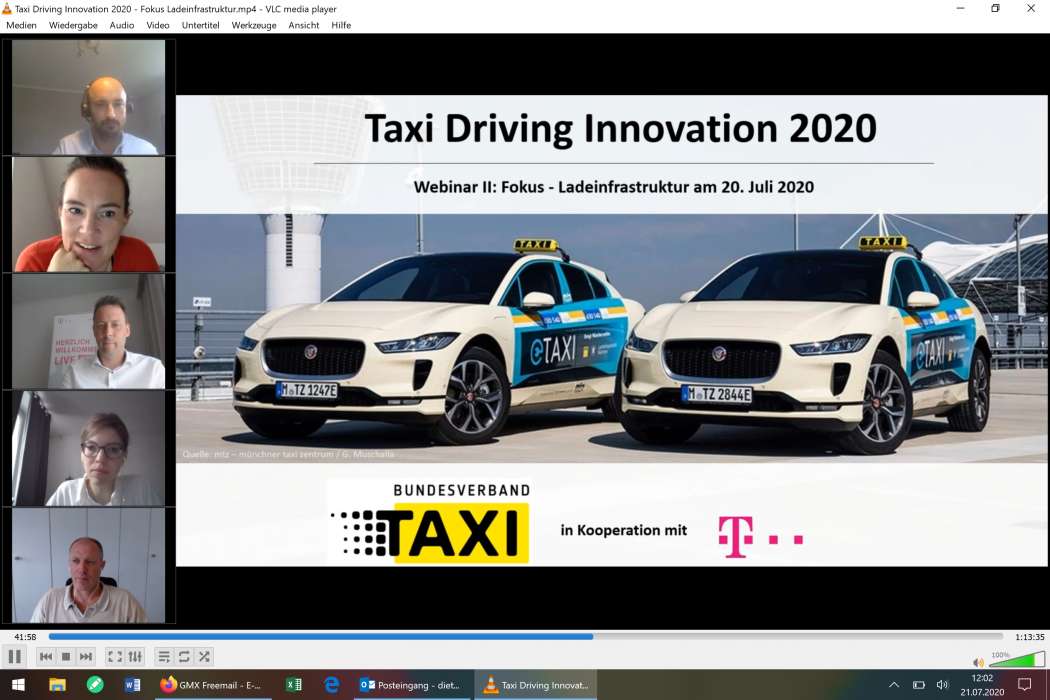 Als Referenten zur Ladeinfrastruktur traten Amelie Thürmer (mit Brille) und Robert J. Buch (ganz oben) auf. Christian Meyer (M.) und Dennis Klusmeier (u.) sowie Moderatorin Katja Diehl speisten immer wieder Fragen aus der Taxi-Branche mit ein. (Abb.: Bundesverband Taxi und Mietwagen e.V.)