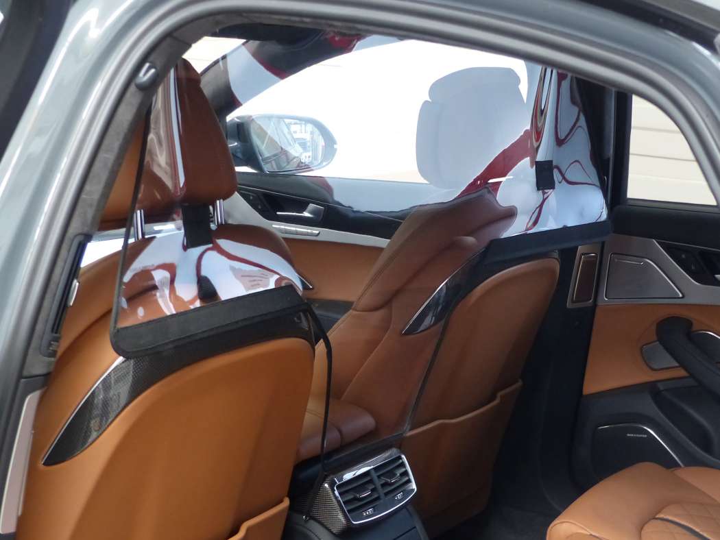 Brabus befestigt seinen Corona Curtain anders als viele Wettbewerber nicht einfach nur an den Kopfstützen der Vordersitze. (Foto: Brabus)