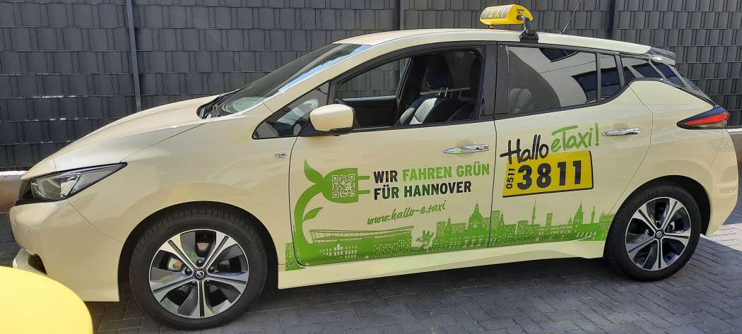 Der Nissan Leaf ist als Fünfsitzer das konventionellere der beiden Elektrotaxis. (Foto: Hallo Taxi 3811)