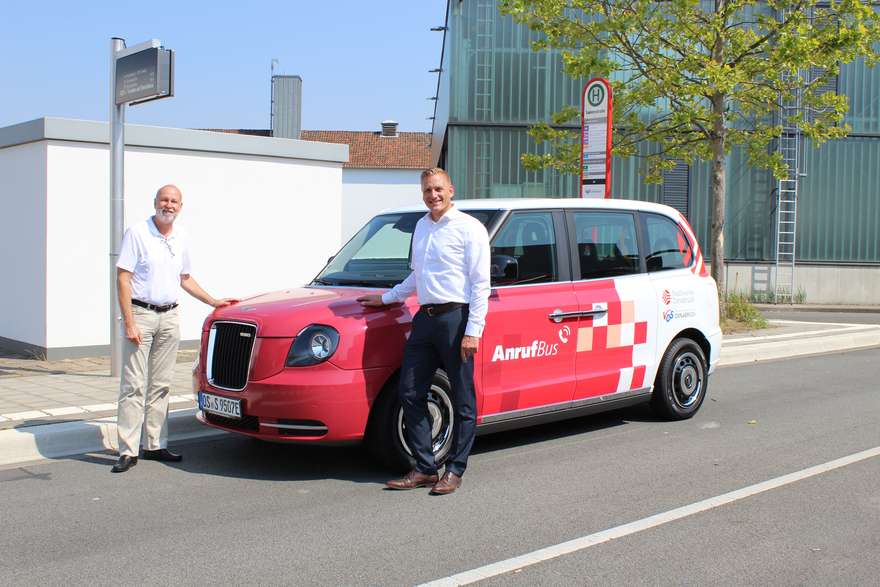 Auch Dr. Stephan Rolfes (l.), Bereichsvorstand der Stadtwerke Osnabrück, und sein Partner Jörg Schuchtmann setzen auf die Werbewirksamkeit des LEVC TX. (Foto: Saskia Dralle/Stadtwerke Osnabrück)