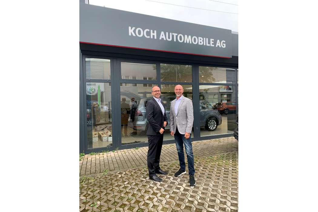 Thomas Goldboom (l.) begleitet jetzt unter anderem den Aufbau deutscher Service-Stützpunkte. Hier ist er bei Thomas Koch in Berlin zu Gast. (Foto: LEVC)