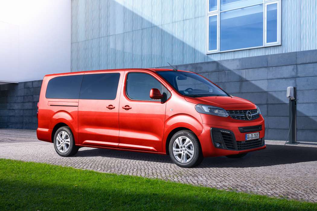 Die Ladeklappe des Opel-Stromers sitzt vorn links, sodass man leicht an Ladesäulen heranfahren kann. (Foto: Opel)
