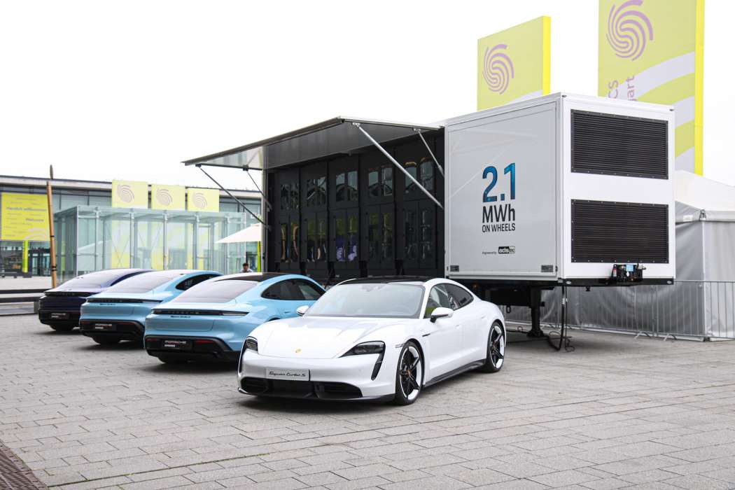 Der Mobile High Power Charger im Auflieger war bislang für Porsche zur Präsentation des Elektro-Sportwagens Taycan in ganz Europa unterwegs. (Foto: ADS-TEC)